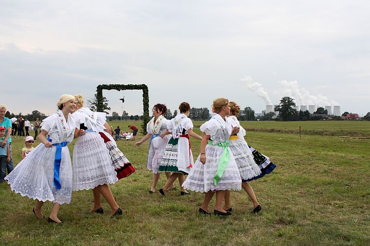 erntefest-jaenschwalde-froehlicher-reigen-r-karge_