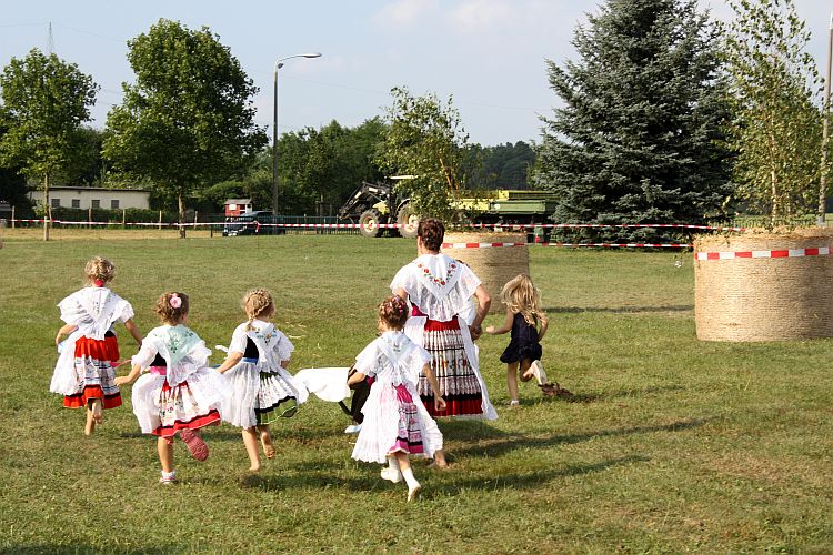 erntefest-tauer-hilfe-beim-froschkarren-r-karge_