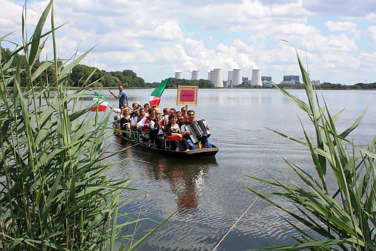 folklorelawine-ankunft-italien-r-karge_