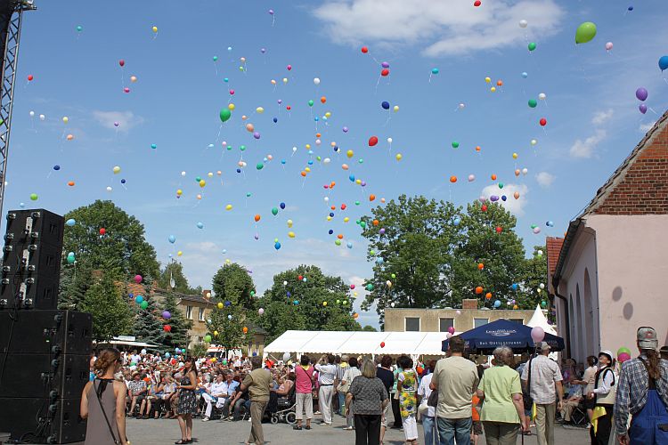 folklorelawine-bunter-himmel-r-karge_