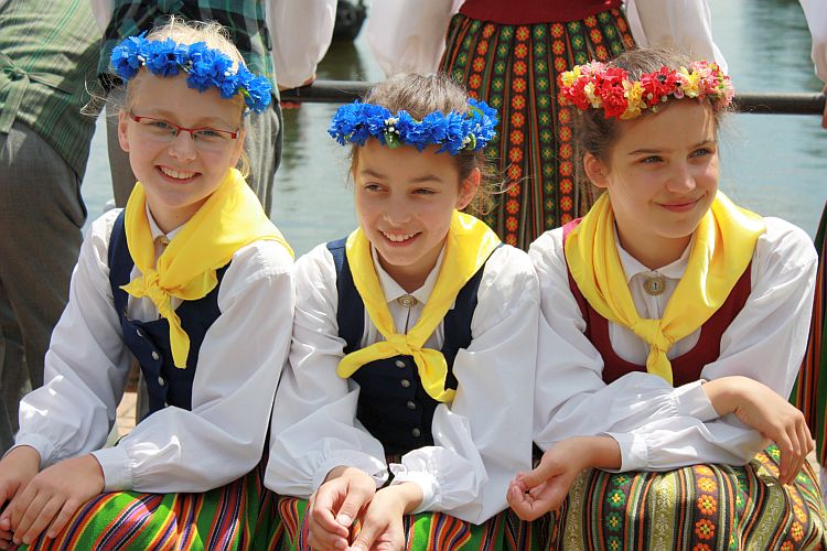 folklorelawine-polnische-maedchen-r-karge_