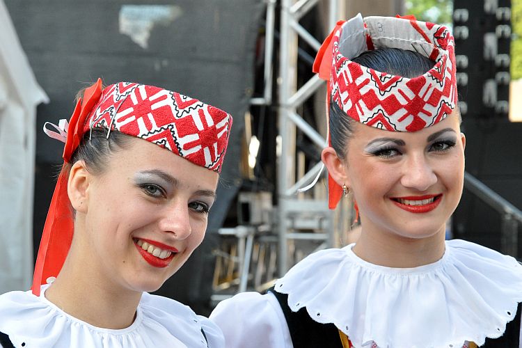 folklorelawine-weissrussische-schoenheiten-k-lange