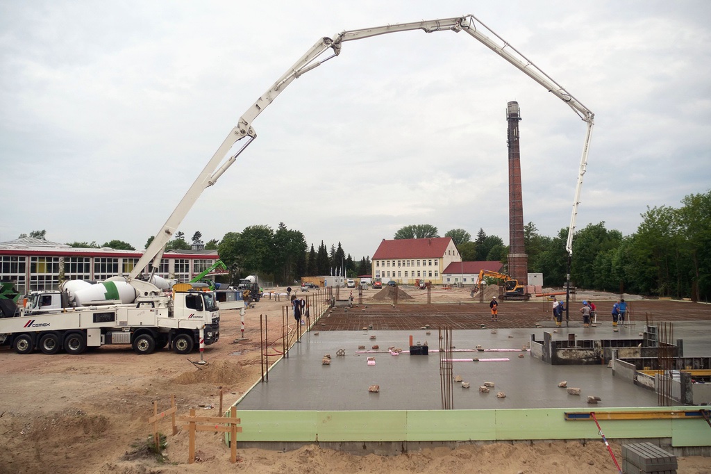 grundsteinlegung-des-neuen-malxscenters-in-peitz-4-h-mucc88ller