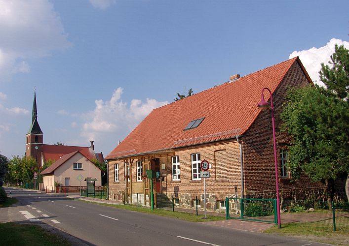 heinersbrueck-in-sichtweite-heimatstube-und-kirche-k-f-muehler