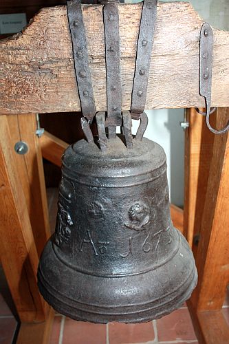 huettenmuseums-peitz-historische-eisenglocke-von-1673-r-karge_