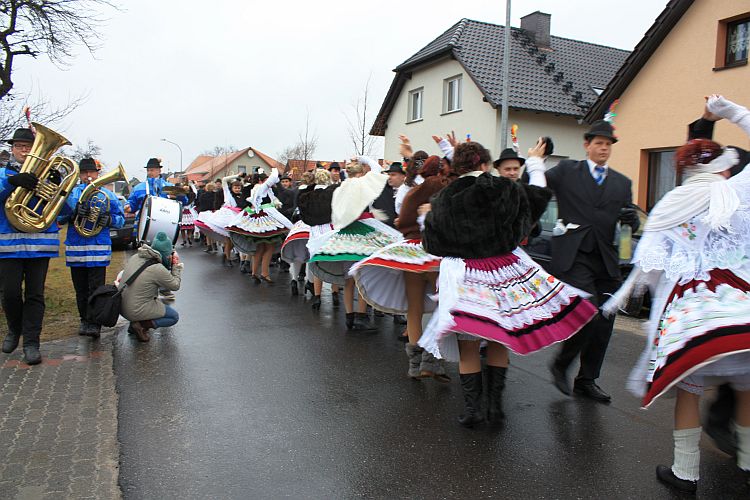 jaenschwalde-fastnacht-eifrige-fotografen-r-karge_