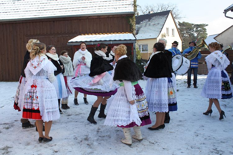 jaenschwalde-zapust-tanz-im-hof-r-karge_
