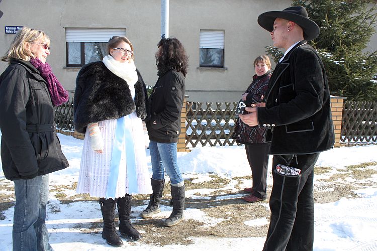 jaenschwalde-zapust-wanderbursche-kay-bewundert-die-trachten-r-karge_