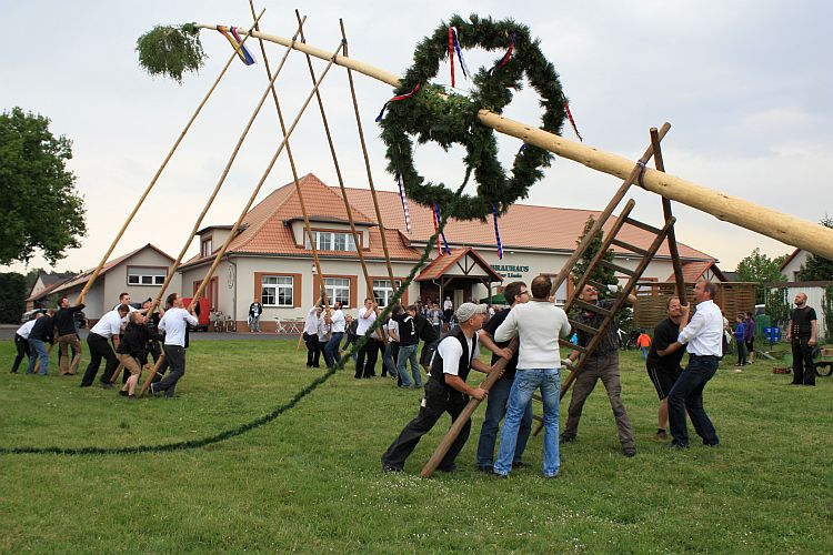 maibaumaufstellen-in-jaenschwalde-r-karge