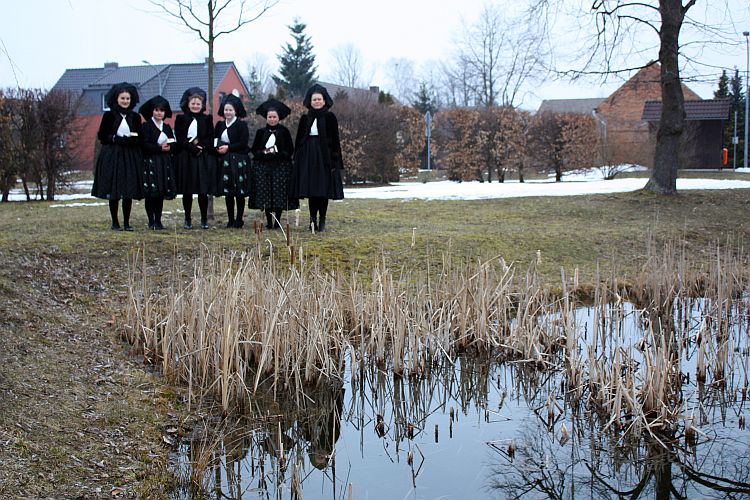 ostersingen-am-ostersonntag-jaenschwalder-maedchen-r-karge_