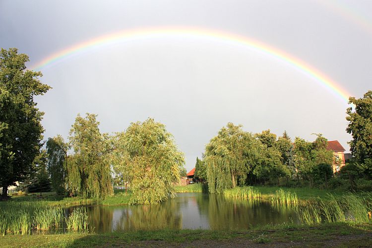 regenbogen-ueber-dorfteich-jaenschwalde-r-karge_