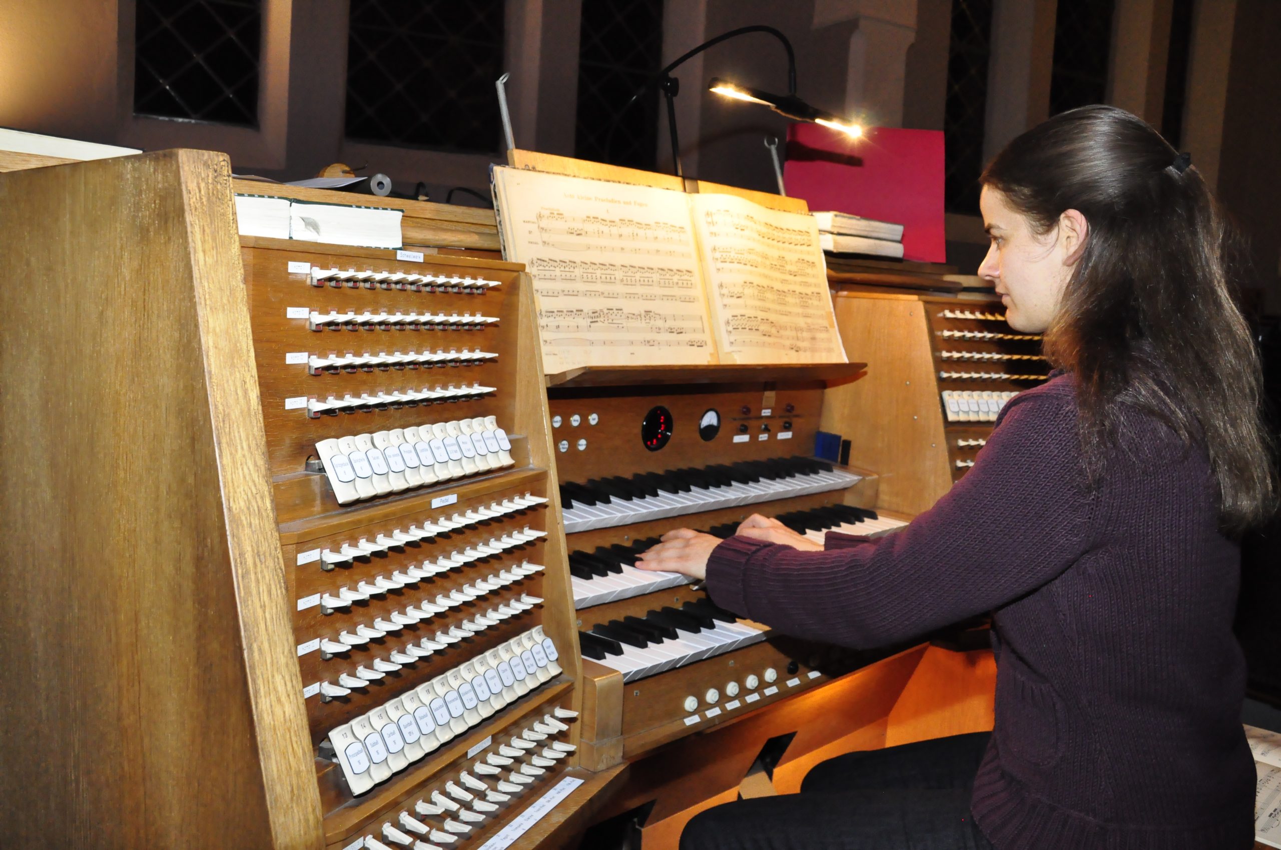 sarah-smith-an-der-orgel-k-lange
