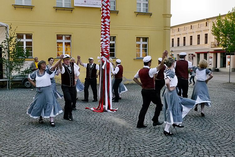 trachtenverein-schmogrow-bei-der-errichtung-des-maibaumes-in-peitz-hans-mueller