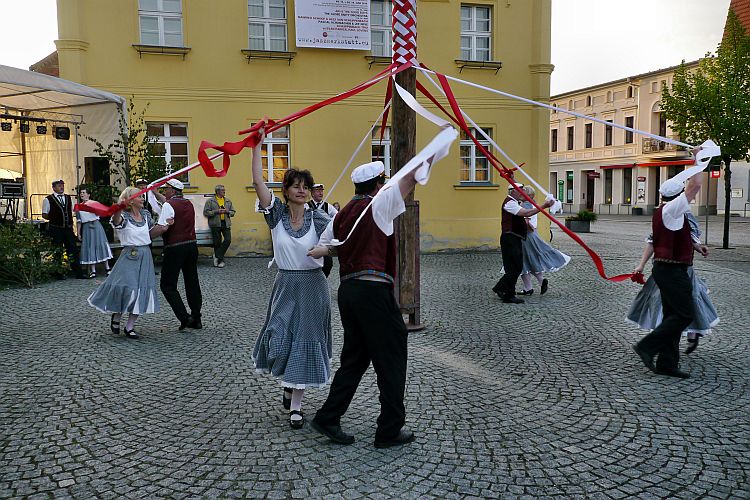 trachtenverein-schmogrow-mit-dem-flechttanz-am-maibaum-hans-mueller