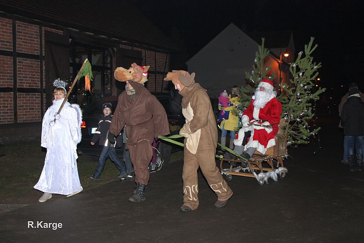 weihnachtsmarkt-jaenschwalde-mit-weihnachtsmann-rentieren-und-engel-r-karge
