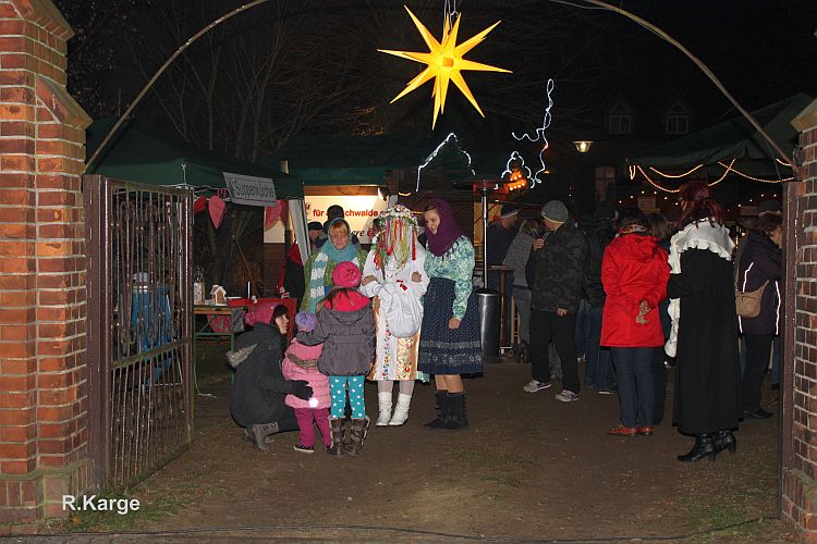weihnachtsmarkt-mit-jaenschwalder-christkind-r-karge_