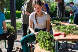 Binden der Maibaum-Girlande - Frank Knorr