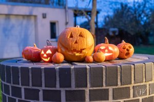 Die Kürbisgeister vom Brunnen halten sich mit Teelichtern warm - Frank Knorr